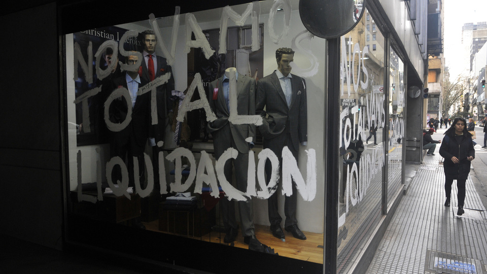 2324489-la-economia-real-con-el-freno-puesto